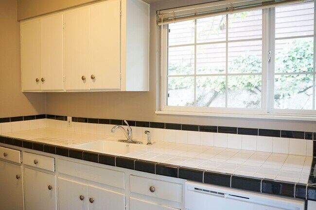 Building Photo - Near OHSU: Classic Corner 2 Bedroom w Larg...