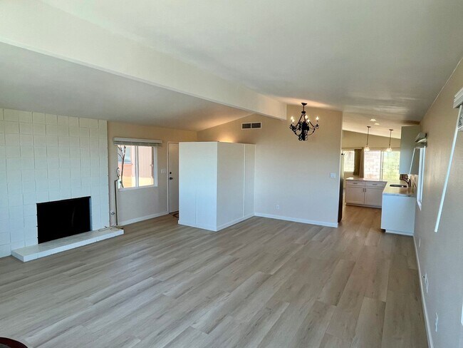 Building Photo - 4 Bedroom 2.5 Bathroom Home, Newly renovat...