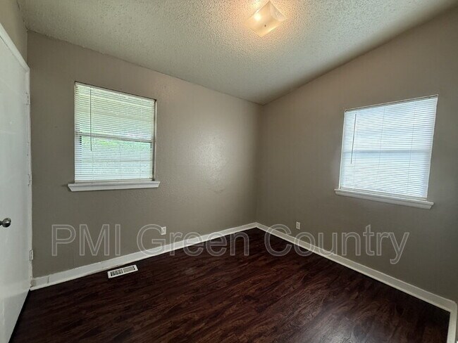 Building Photo - 5513 N Johnstown Ave