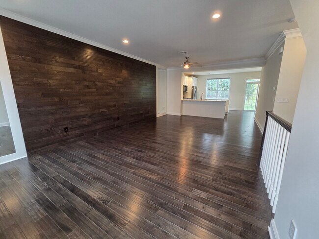 Building Photo - 12 Putnam Ln