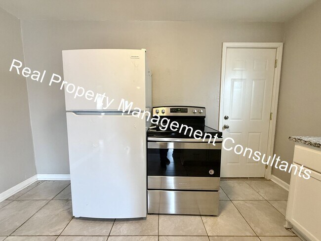 Building Photo - 2 Bed 1 bath lower- level apartment in North Kansas City!