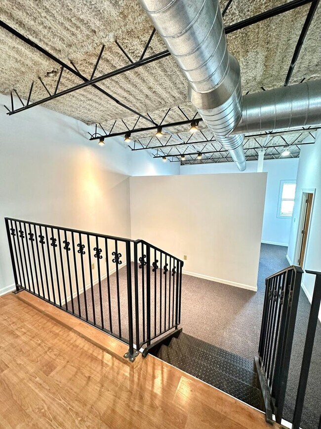 Building Photo - One Bed, One Bath Apartment in the Heart o...