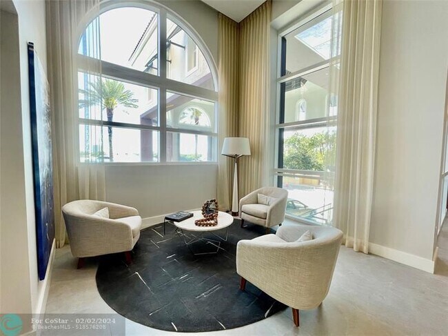 Building Photo - 1010 Seminole Dr