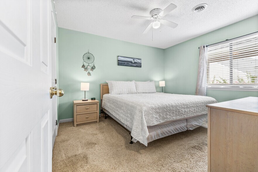 Building Photo - 1095 Plantation Dr W