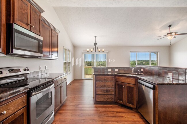 Building Photo - Ranch Townhome in Shadow View