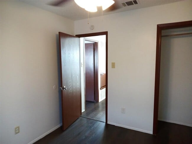 Building Photo - 1400 W Braker Ln