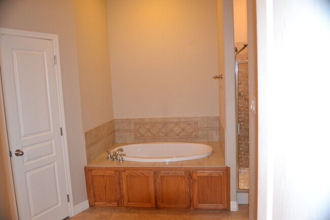 Building Photo - PRICE Improvement!! Beautiful 4 bed 2 bath home ready now!!