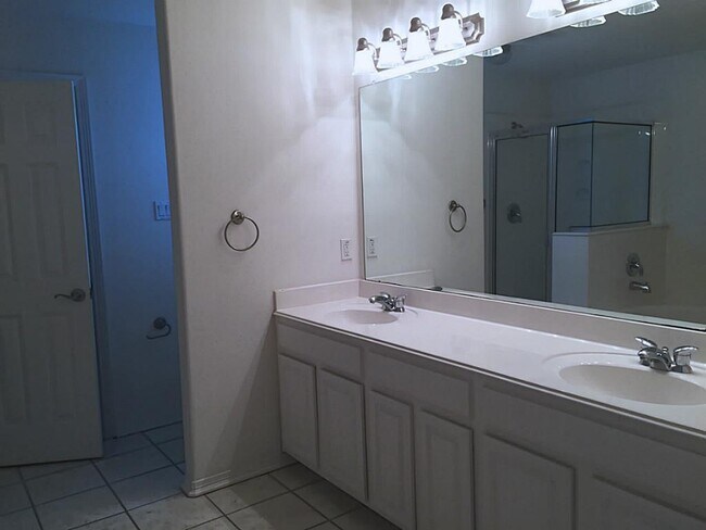 Building Photo - 2865 Westhollow Dr