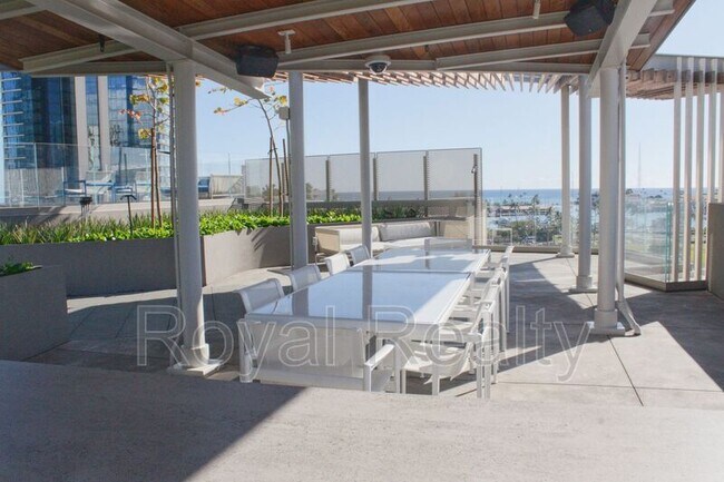 Building Photo - 1001 Queen St