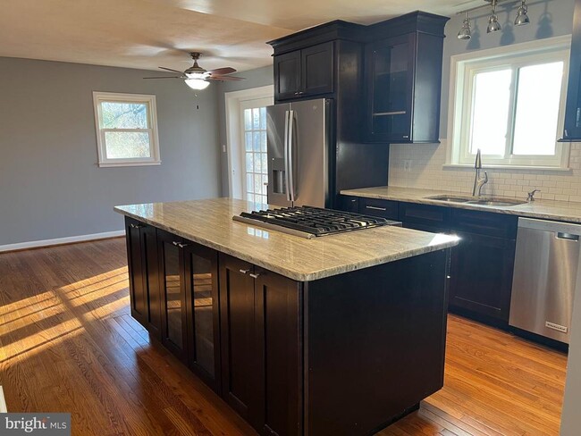 Building Photo - 2046 Greenwich St