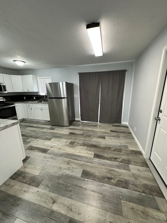 Building Photo - 3 Bedroom 2 Bath Home in Suburbs
