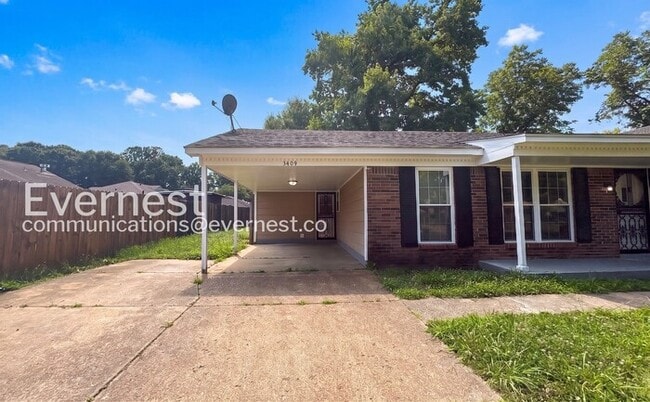 Building Photo - 3 Bed/2 Bath Home with Carport / Vouchers Accepted /Available Now!