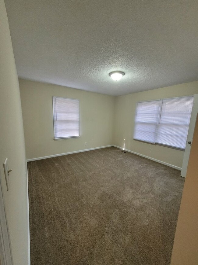 Building Photo - 492 Briarwood Ln