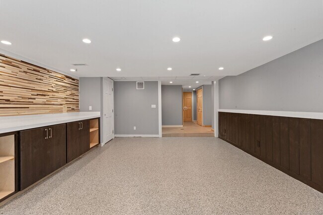 Building Photo - 219 Skyview Ln