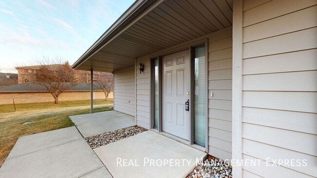 Building Photo - 5200 S Baneberry Ave