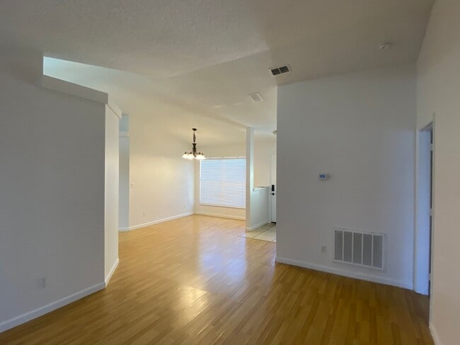 Building Photo - Home for Rent - 3/2