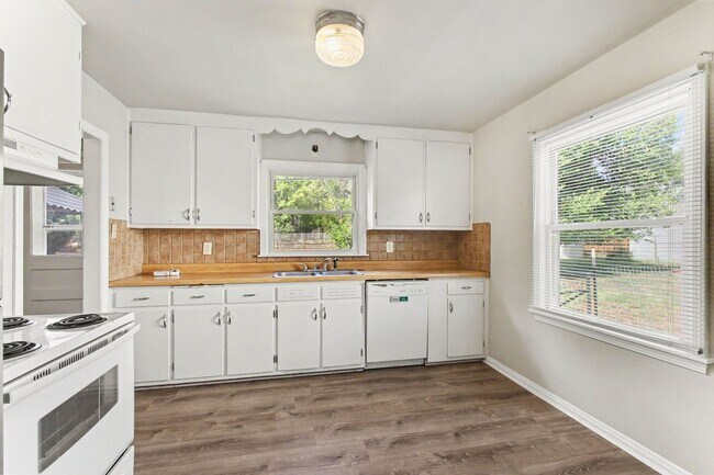 Building Photo - Great Home ready now Great Neighborhood!