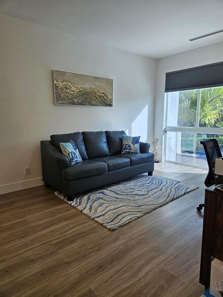 Building Photo - 2275 SE 7th St