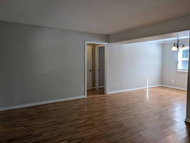 Building Photo - Cozy 2 story, 5 bedroom, 3.5 bathroom hous...