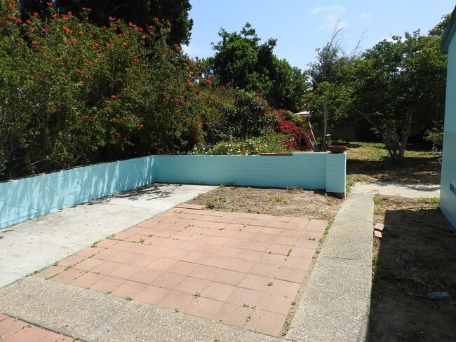 Building Photo - 2Bed 2Bath, Huge yard, PB location