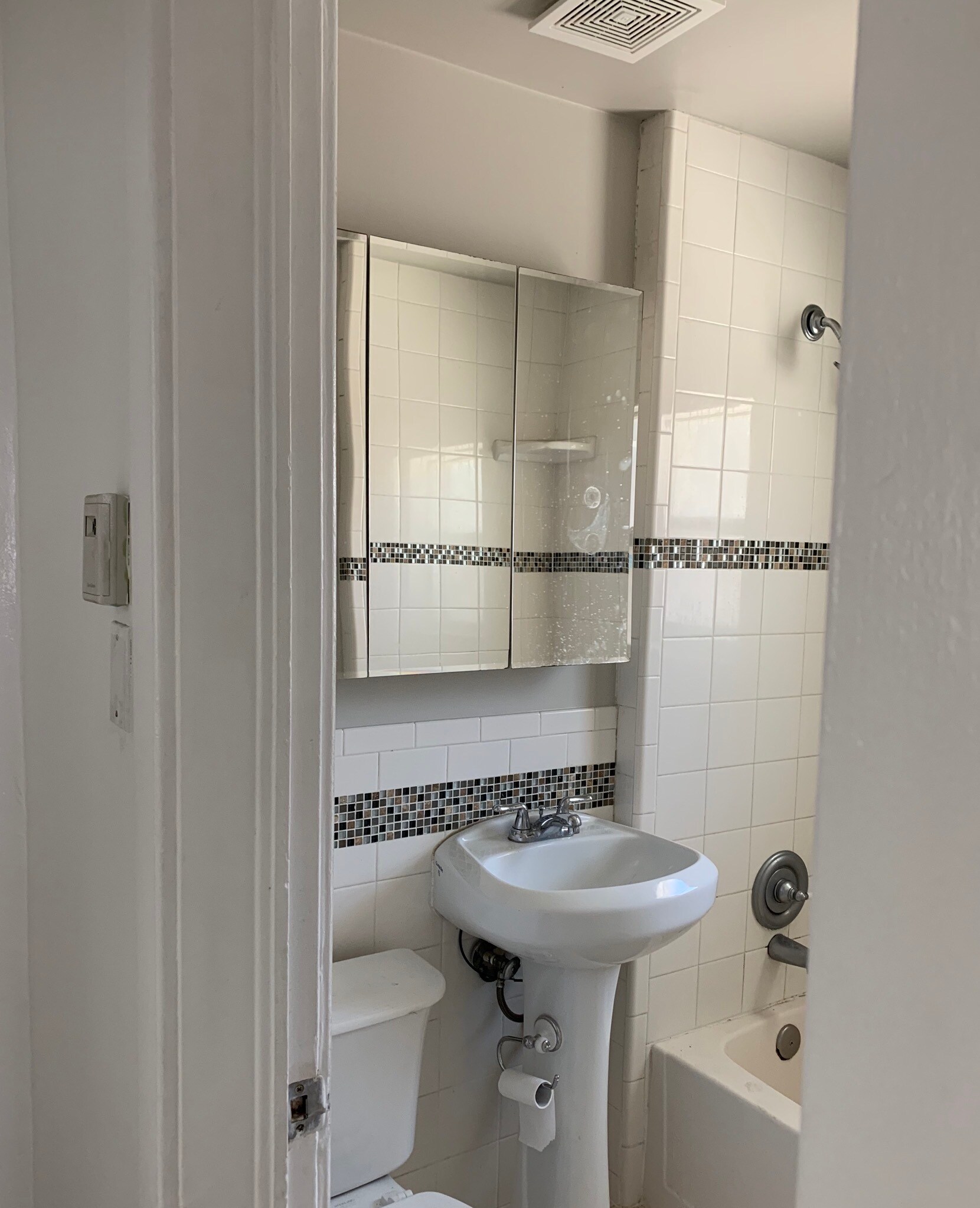 Cute bathroom. - 544 Wilmington Ave