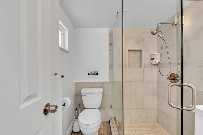 Building Photo - 1568 NE 35th St