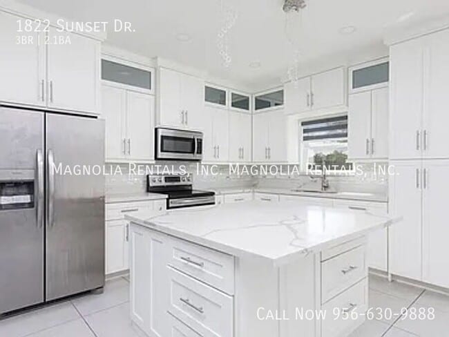 Building Photo - 1822 Sunset Dr