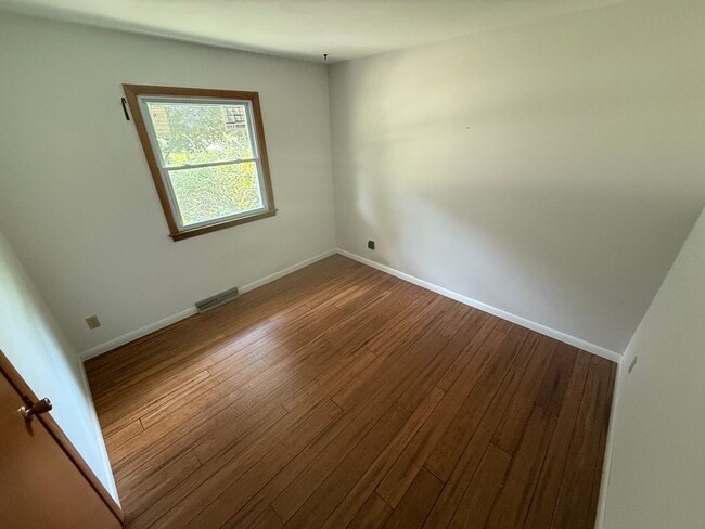 Building Photo - Updated 3BR Home in Prime Wauwatosa Locati...