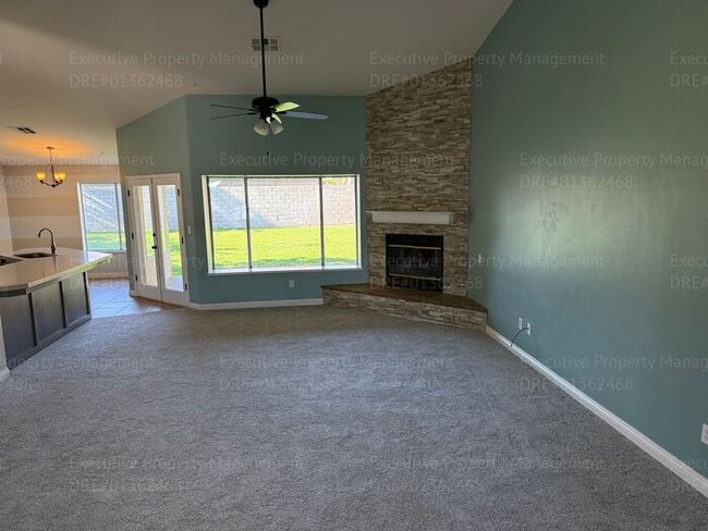 Building Photo - 3 bedroom/ 2 bathroom