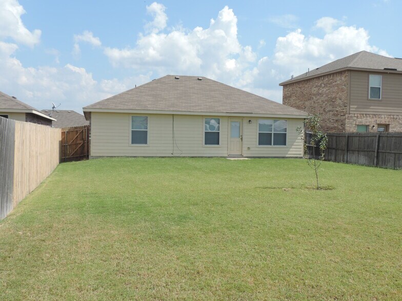 Huge backyard - 2605 Ranchview Dr