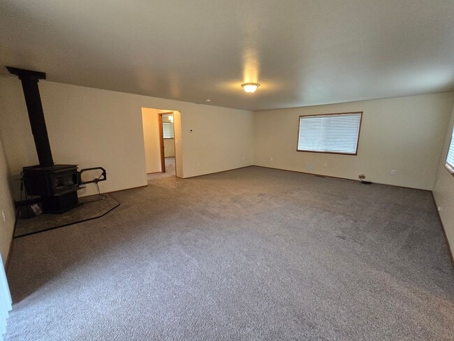 Building Photo - 3 Bedroom, 2 Bathroom House, Available Now!!!