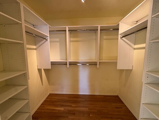 Building Photo - University Home, Great Layout!