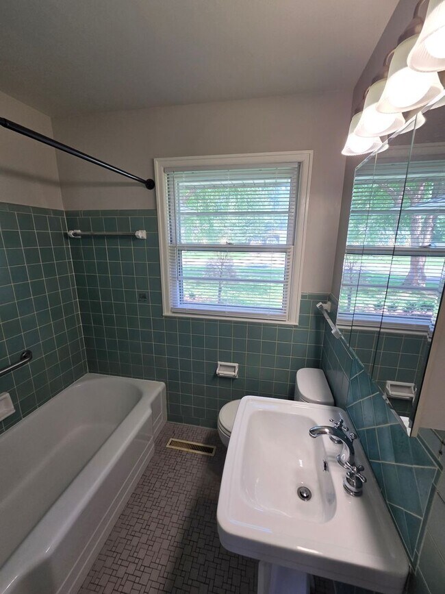 Building Photo - Lovely 3 bedroom 1 bath with spacious kitchen and tons of natural light!
