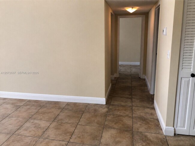 Building Photo - 600 Parkview Dr