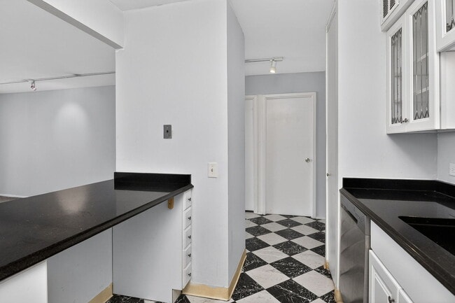 Building Photo - 2500 N Lakeview Ave