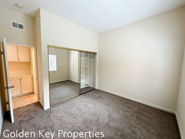 Building Photo - End-unit condo in the Villas of Calavera H...