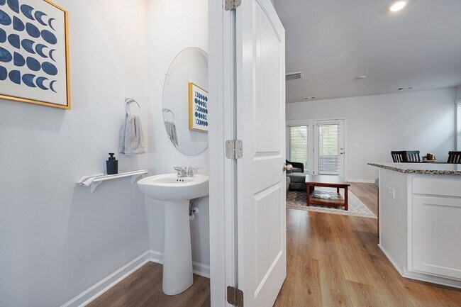 Building Photo - Bright 3-Bed End-Unit Townhome in Cedar St...
