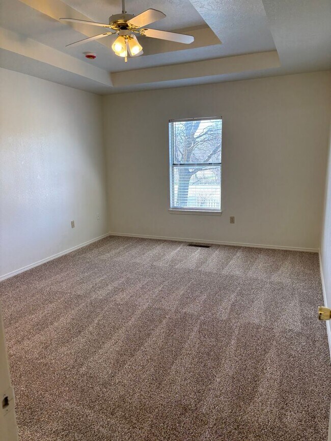 Building Photo - 3br 2.5ba on Surrey Hills Golf Course!!