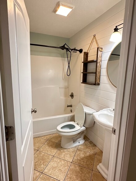 Guest Bathroom - 603 Diamonte Cir