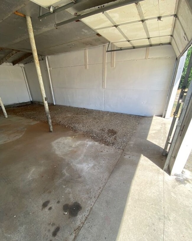 Building Photo - Home With Shop & Pasture!
