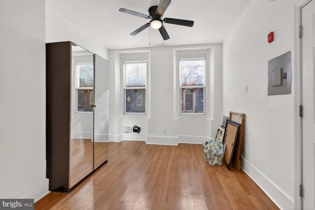 Building Photo - 1733 W Oxford St