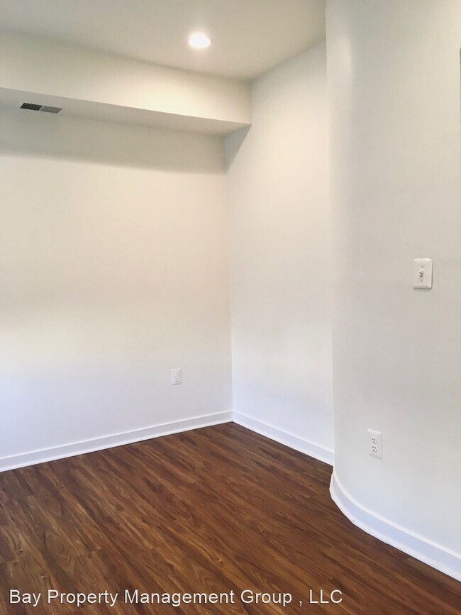 Building Photo - 3 br, 2.5 bath House - 118 Station North Mews