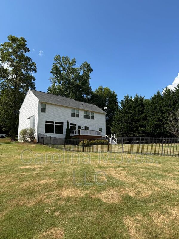 Building Photo - 2208 Howlong Ave