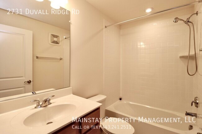 Building Photo - 2 Bedroom Plus DEN End Unit Townhome W Gar...