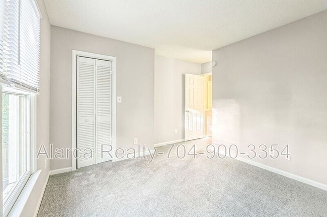 Building Photo - 3136 Driftwood Dr