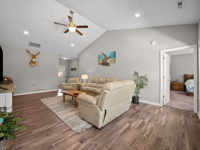 Building Photo - 512 Hazelwood Dr