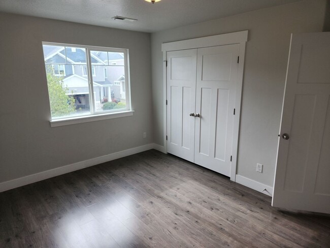 Building Photo - 4 Bedroom 2.5 Bathroom Lehi Townhome!