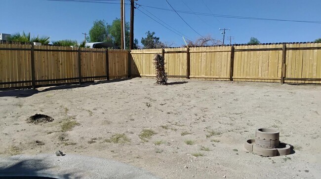Building Photo - Pool Home in 29 Palms
