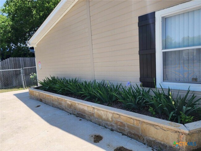 Building Photo - 922 Ashwood Dr