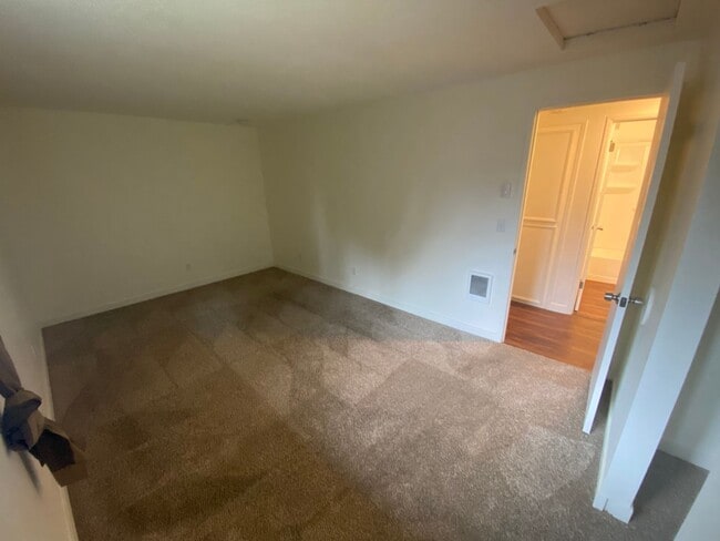 Building Photo - NKE1741